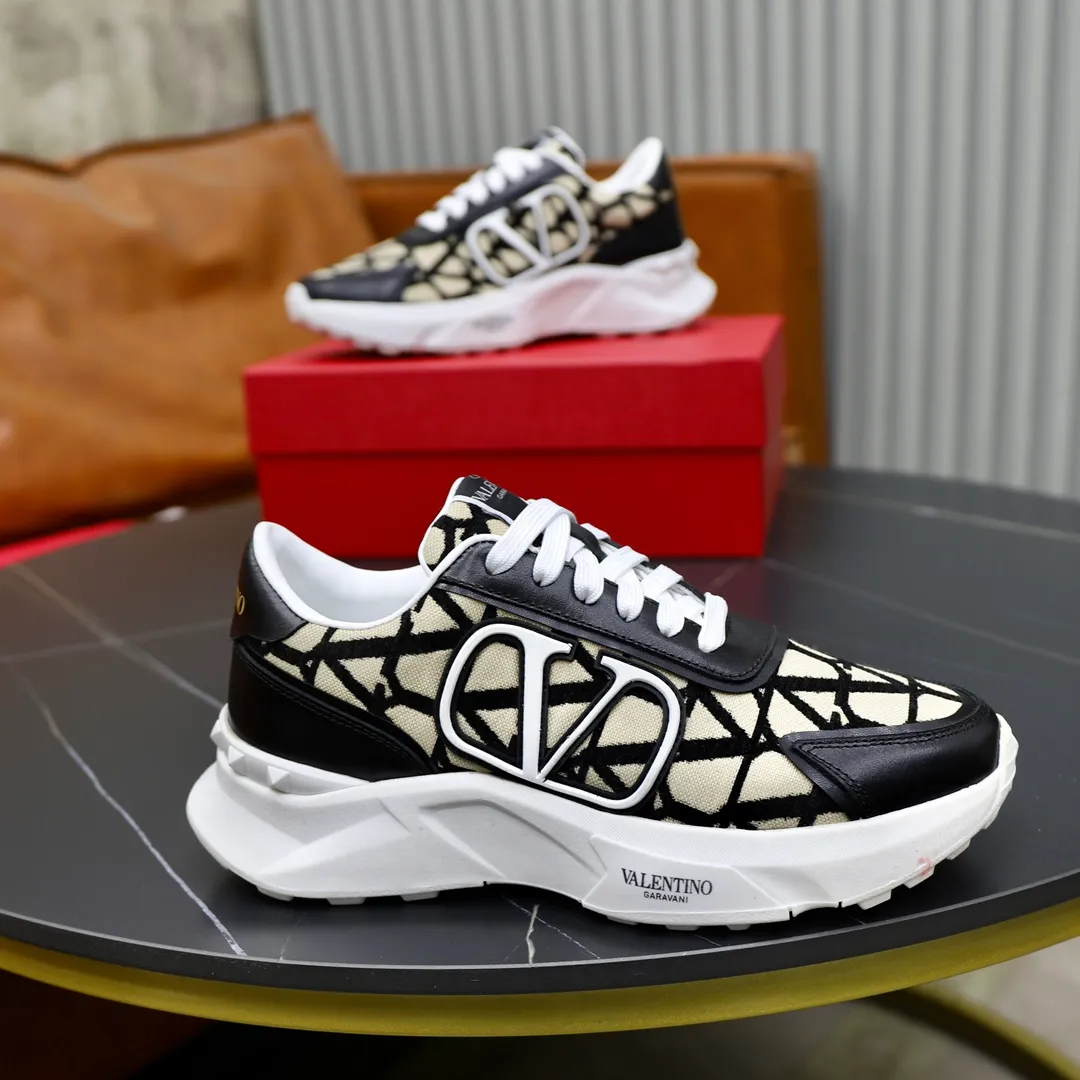 Ex-factory price: 460💰VALENTINO/Valentino 2025s men's latest low-top thick-soled sports shoes are shipped. Made with heavy industry, men's fine casual sports shoes, versatile style. Original leather, rubber lines embellished with geometric segmentation uppers, hand-sewn, novel and fashionable, rubber soles with rivet details on the front and back, VALENTINO GARAVANI LOGO printed on the side, and Valentino Garavani decorative inlay on the tongue. Logo, comfortable, breathable and durable on the feet! Comes with full original packaging! Code number: 38-39-40-41-42-43-44 (45 can be customized)